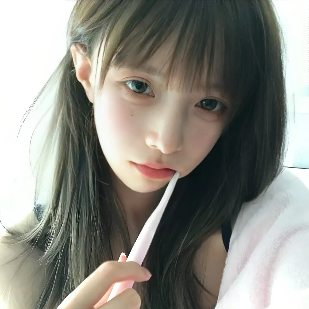 她行走于黑暗中